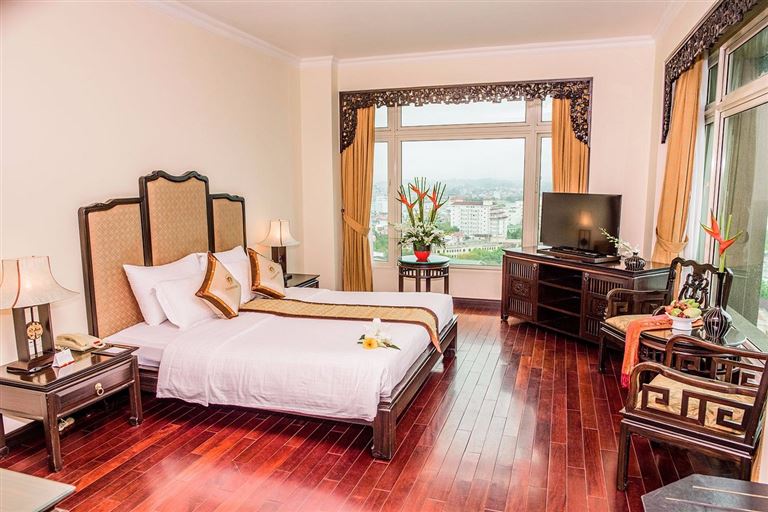 Du khách sẽ được tận hưởng không gian sống rộng rãi, đẳng cấp quý tộc ngay trong phòng nghỉ của khách sạn ở Huế này. 