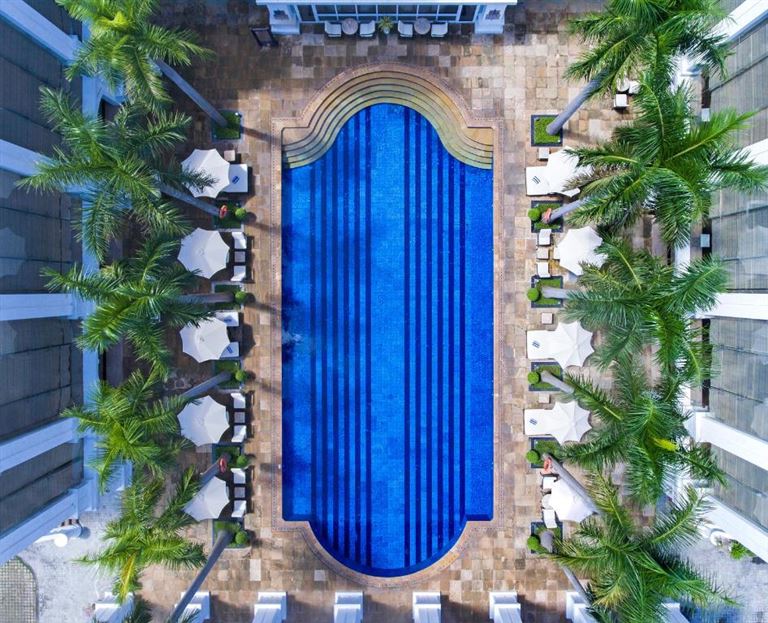 Khách sạn có bể bơi ngoài trời thiết kế độc đáo, là nơi sống ảo không thể bỏ lỡ của du khách.