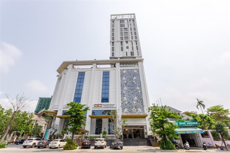 White Lotus Hue Hotel là khách sạn ở Huế gần trung tâm, nằm trên con đường Hoàng Hoa Thám nhiều đồ ăn ngon. 