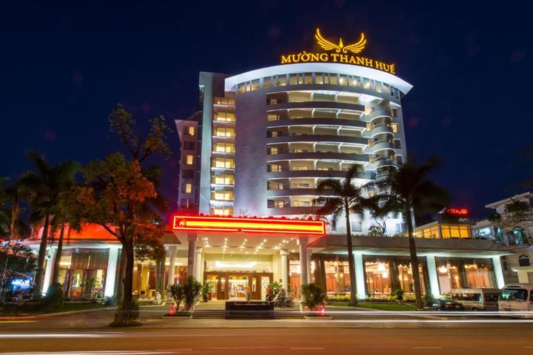 Muong Thanh Holiday Hue Hotel là một trong những khách sạn ở Huế có vị trí đẹp gần sông Hương và tại trung tâm thành phố. 