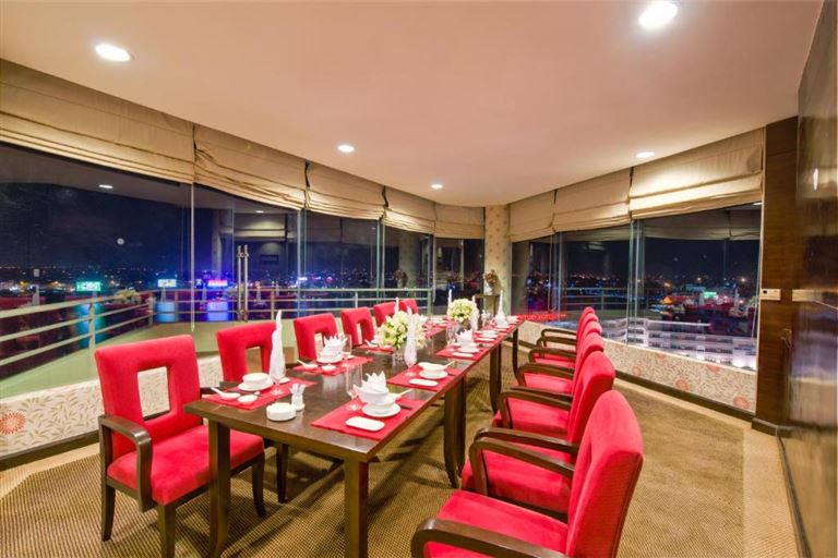 Không gian nhà hàng An Hòa ấm cúng, thoáng rộng với tầm nhìn ra sông Hương phục vụ đa dạng ẩm thực Huế và các địa phương khác. 