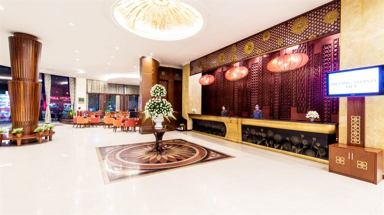 Khách sạn Muong Thanh Holiday Hue Hotel là sự hòa quyện giữa nét hiện đại và cổ điển nổi bật với tone trắng tinh khôi. 