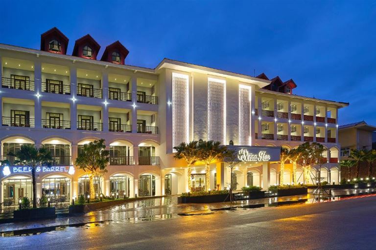 Khách sạn Senna Hue Hotel sở hữu vị trí đẹp ngay trung tâm thành phố, thuận tiện đi bộ đến các điểm tham quan nổi tiếng. 