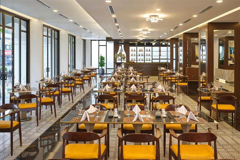 Nhà hàng tại khách sạn Senna Hue Hotel có cả không gian trong nhà và ngoài trời, phục vụ đa dạng đồ ăn.