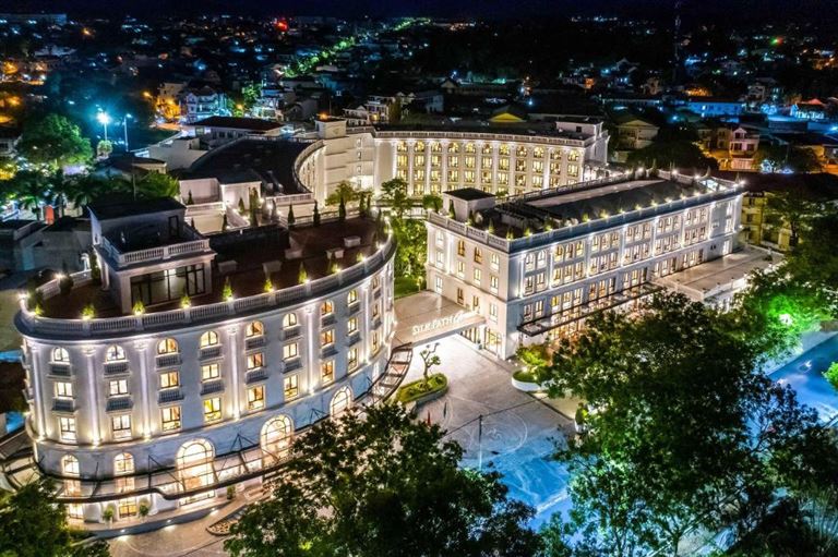 Khách sạn Silk Path Grand Hue Hotel nổi bật giữa trung tâm thành phố với tone trắng chủ đạo và phong cách Pháp cổ điển.