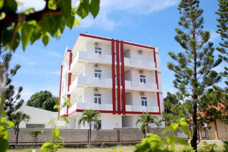 Hưng Phúc Mũi Né Hotel với toà nhà cao tầng nổi bật lên bưởi tone màu trắng sáng hào quyện với sắc đỏ rực rỡ. 