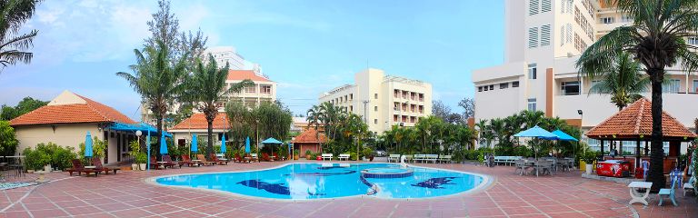 Khách sạn Đồi Dương sở hữu hồ bơi ngoài trời nằm giữa trung tâm khách sạn mang thiết kế uốn lượn sóng nước độc đáo. 