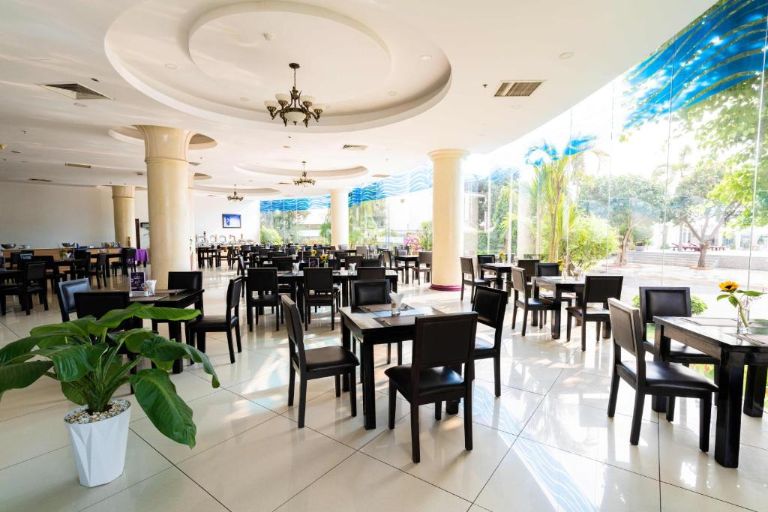 Khách sạn TTC Phan Thiết với nhà hàng mang kiến trúc Âu Á đan xen sang chảnh với nội thất gỗ đen và trần cao thoáng đãng.