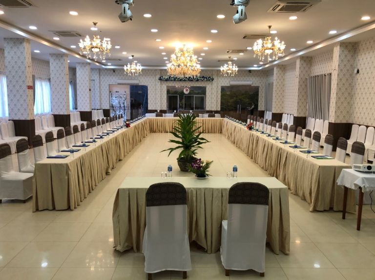 Khách sạn Đồi Dương sở hữu một phòng hội nghị với sức chứa khủng 700 khách được thiết kế bàn dạng chữ U sang chảnh.