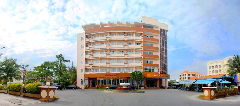 Khách sạn Đồi Dương nổi bật lên là một toà nhà với sắc cam nổi bật được bao quanh là cảnh biển và công viên siêu chill. 