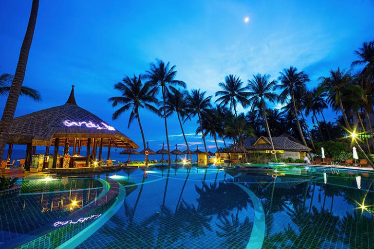 Mường Thanh Holiday Mui Ne với quầy bar được thiết kế độc lạ với mái vòm lá được đặt ngay cạnh hồ bơi với view chất lượng. 
