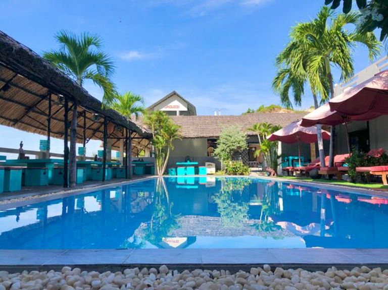 Khách sạn Mui Ne Hills Bliss với hồ bơi ngoài trời được thiết kế đơn giản với hình chữ nhật được bao quanh là rặng dừa cao.