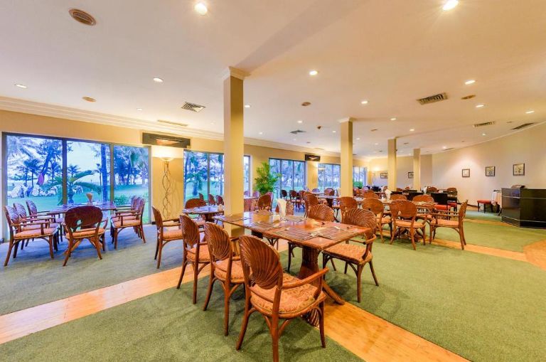 Khách sạn Ocean Dunes sở hữu nhà hàng với lối kiến trúc đậm chất Việt với menu pha trộn đặc sản Việt Nam và thế giới.