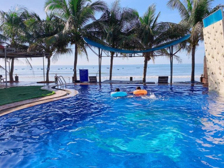 Khách sạn Venus Mũi Né sở hữu bể bơi ngoài trời rộng 13m2 hướng thẳng ra biển, được bao quanh là rặng dừa cao. 
