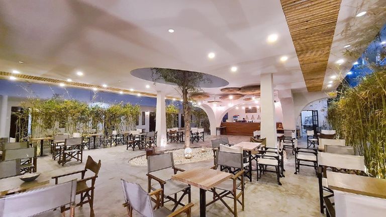 Meraki Oasis Hotel sở hữu nhà hàng theo hướng thiên nhiên với không gian được bao phủ là giàn cây xanh và khung cửa lớn.