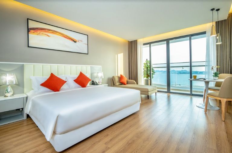 Phòng Executive Suite với không gian mở với ban công riêng được lắp đặt hệ thống kính có view 180 độ ra cảnh biển. 