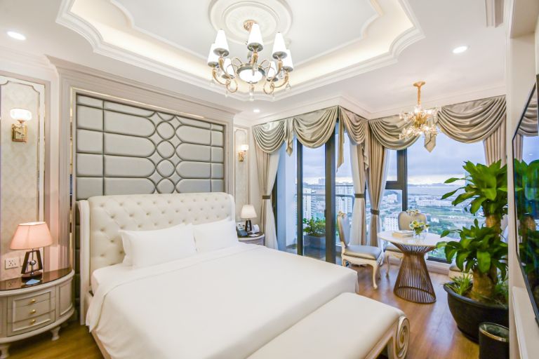 Phòng President Suite mang đến một không gian xa hoa tràn ngập sự đẳng cấp được bao phủ bởi một màu trắng thuần. 