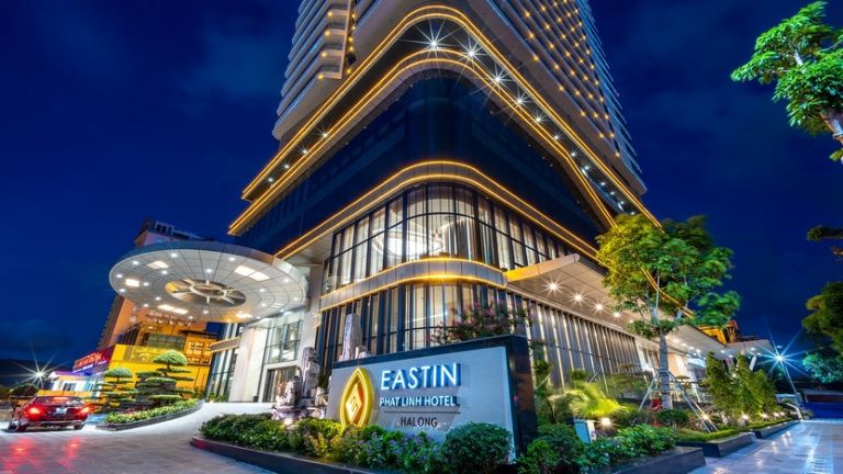 Khách sạn Phát Linh Hotel đi vào hoạt động năm 2020, nổi bật lên là một toà nhà cao tầng mang lối kiến trúc đầy sang trọng và xa hoa. 