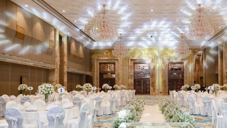 Phòng tiệc Crystal mang đến một không gian cực lớn được thiết kế cực xa hoa với hệ thống đèn trần và sảnh phong cách Châu Âu.