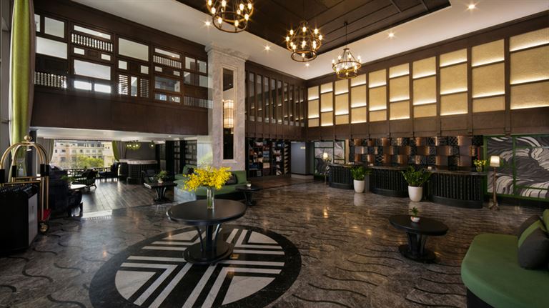 Không gian bên trong khách sạn được thiết kế đẳng cấp hoàng gia với những họa tiết hoa văn độc đáo. 