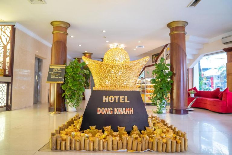 Dong Khanh Hotel gây chú ý với phong cách hoàng gia, độc đáo. 