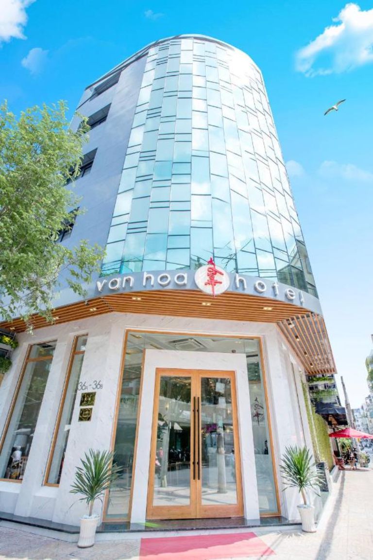 Văn Hoa Hotel - khách sạn quận 5 nổi bật trong màu xanh dương mát mắt. 