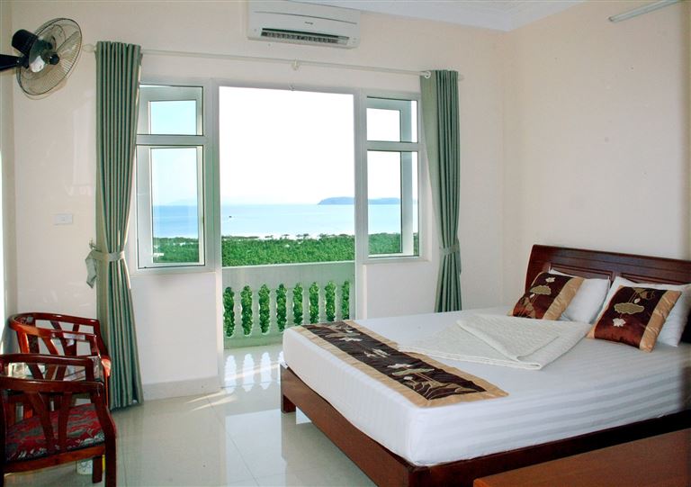 Khách sạn QUan Lạn - Ann mang đến hạng phòng Deluxe là không gian thoáng đãng, lãng mạn với view nhìn toàn cảnh biển đảo. 