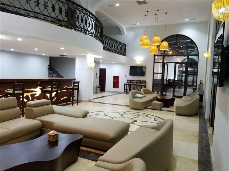 Không gian sảnh chính của khách sạn Grand Pearl Minh Châu Quan Lạn sang trọng, tinh tế với sự kết hợp giữa phong cách Á, Âu đương đại. 