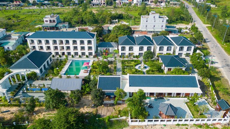 Khách sạn La Paloma Minh Châu được xây dựng theo tiêu chuẩn 3 sao quốc tế, tọa lạc tại vị trí đẹp đối diện bãi tắm Robinson. 