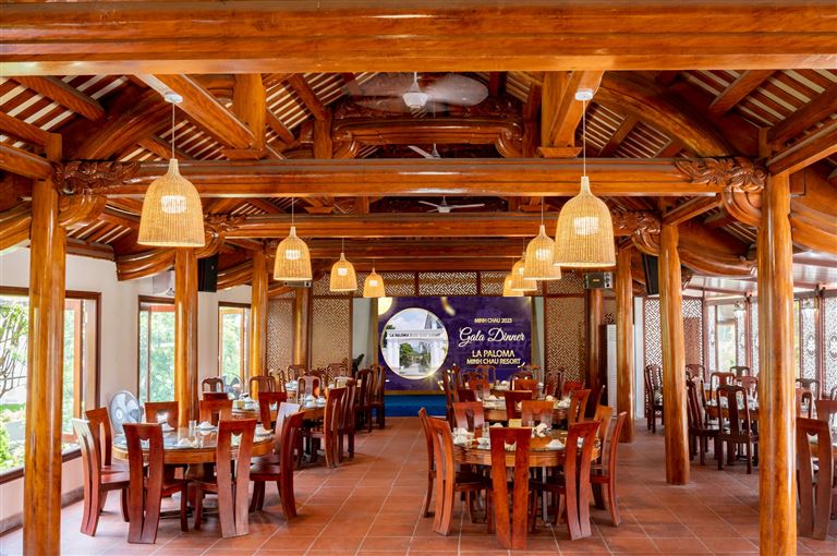 Nhà hàng phục vụ khách hàng bữa sáng và bữa tối với đa dạng các món ăn hải sản tươi sống và đặc sản vùng biển thơm ngon. 