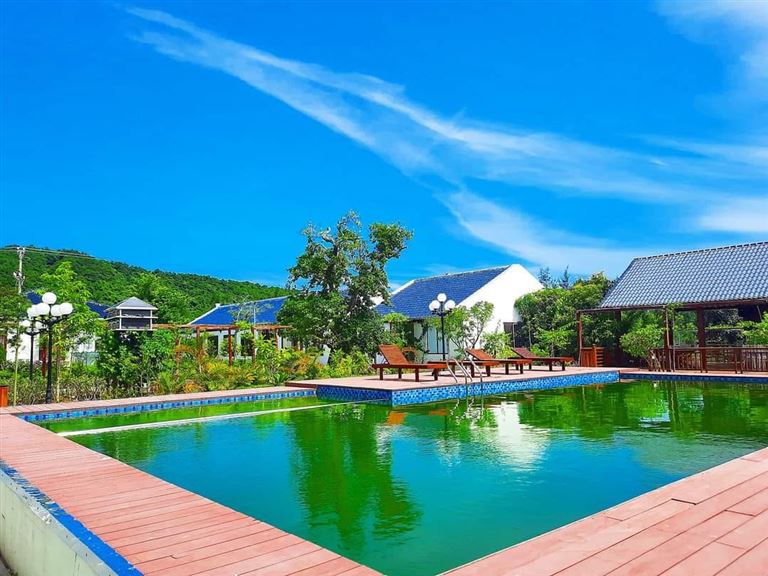 Khách sạn đem đến một hồ bơi trung tâm thiết kế đẹp, cho phép khách hàng sử dụng miễn phí cả ngày. 