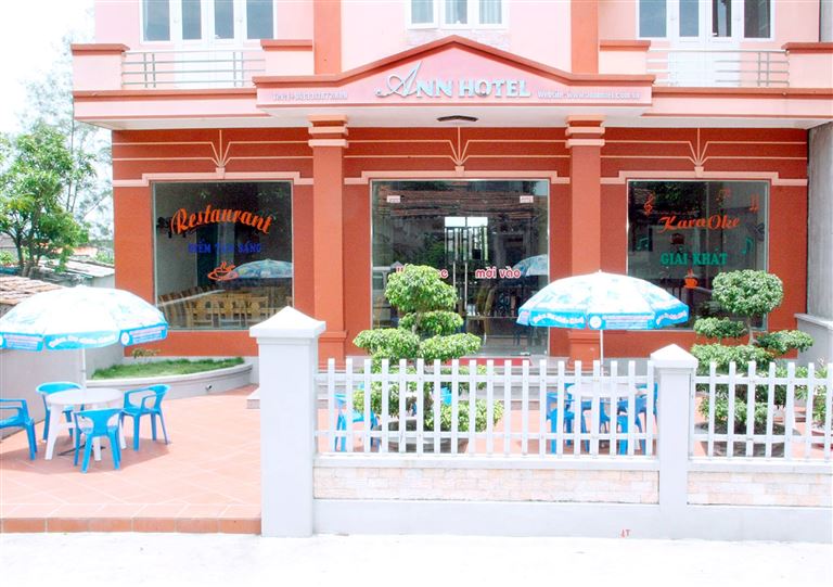 Khách sạn Quan Lạn - Ann sở hữu nét đẹp sơn thủy hữu tình với vị trí ngay bên cạnh biển và nhiều danh lam thắng cảnh nổi tiếng. 
