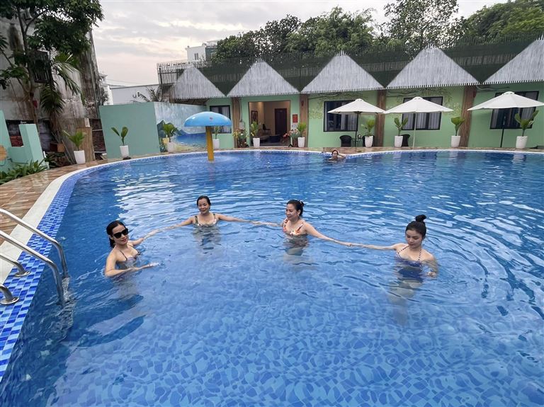 Hồ bơi ngoài trời là tiện ích giải trí và là khu vực sống ảo không thể bỏ qua khi tới Minh Châu Beach Hotel. 