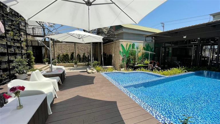 Khách sạn Phoenix Minh Châu sở hữu bể bơi thiết kế đẹp, bố trí nhiều bàn ghế và ô che nắng cho khách hàng thư giãn. 