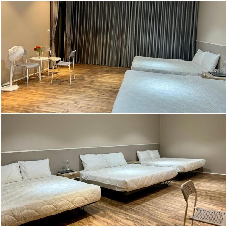 Không gian phòng tiêu chuẩn dành cho nhóm khách hai người với giường đôi, giường đơn cùng nội thất gỗ. 