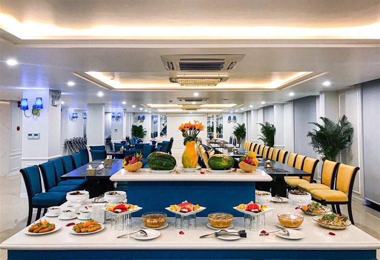 Nhà hàng tại khách sạn QUan Lạn này phục vụ khách hàng các bữa sáng kiểu Âu với quầy line đa dạng món ăn. 