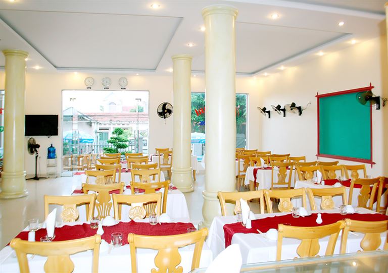 Khách sạn sở hữu nhà hàng giản dị, cung cấp các bữa ăn với menu đậm chất miền biển với nhiều loại hải sản độc đáo. 