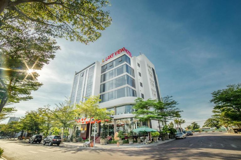 Khách sạn Quy Nhơn 3 Sao Lake View luôn được khách hàng đánh giá cao cả về chất lượng dịch vụ và tiện nghi chăm sóc.