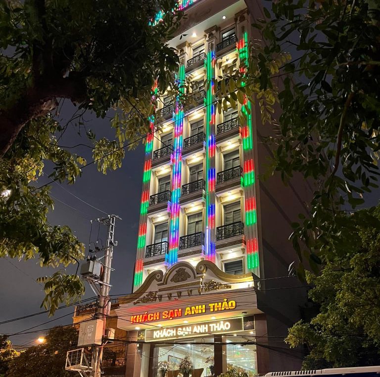 Khách sạn Anh Thảo Quy Nhơn trong màn trời đêm vẫn vô cùng nổi bật nhờ những dải đèn led sắc màu bao quanh.