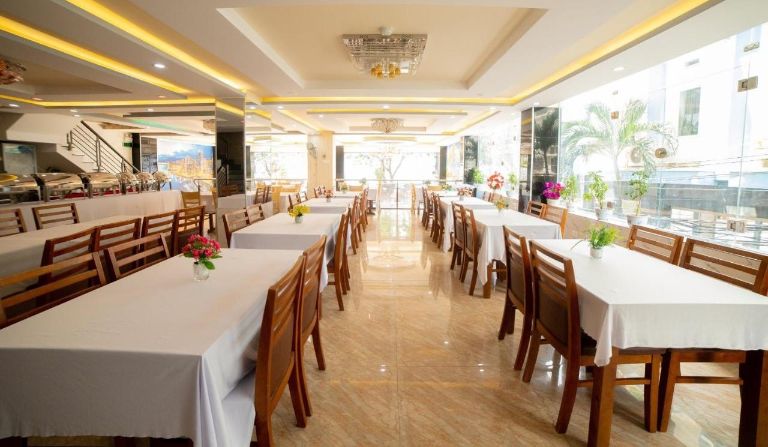 Nhà hàng tiện lợi là một trong những dịch vụ must try khi đến với khách sạn Quy Nhơn 3 sao này. 