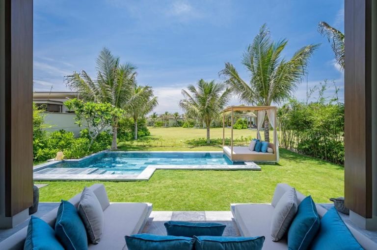 Tất cả biệt thự của Maia Resort Quy Nhơn đều có hồ bơi riêng ngoài trời, cùng với khu vườn thoáng mát (nguồn: Booking.com).