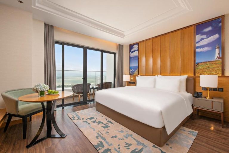 Các phòng ở tầng cao với tầm nhìn biển rộng mở, cho phép khách ngắm nhìn vẻ đẹp thiên nhiên giữa thành phố. (nguồn: Booking.com).