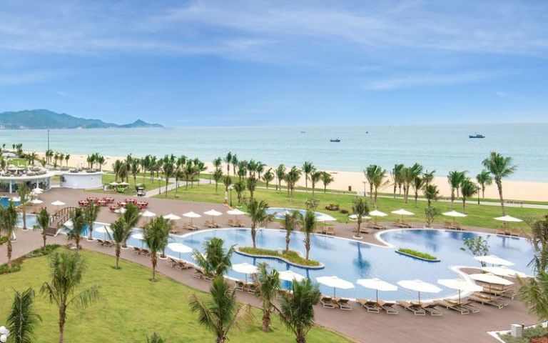 Khu nghỉ dưỡng này có 2 bể bơi vô cực, thuộc top những bể bơi lớn nhất Quy Nhơn (nguồn: Booking.com).