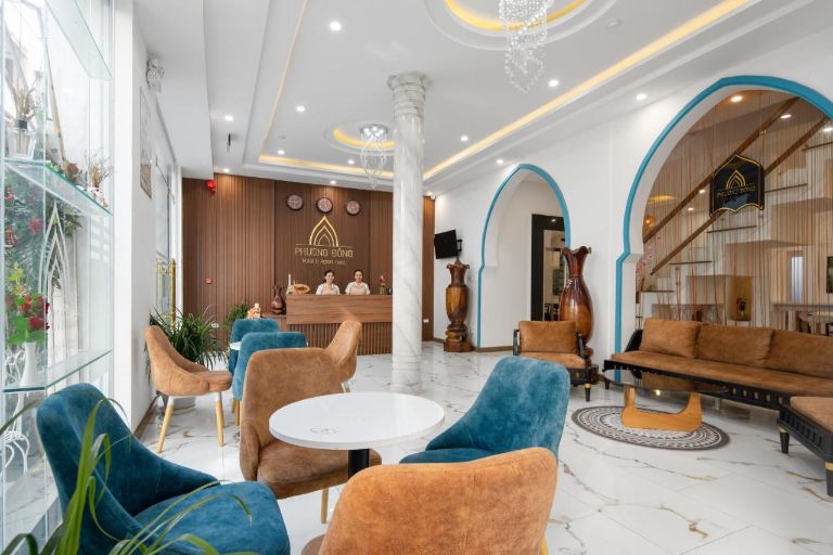Khách sạn mang trong mình lối kiến trúc Âu Pháp kết hợp Việt Nam tạo nên vẻ đẹp sang trọng và lịch lãm. 
