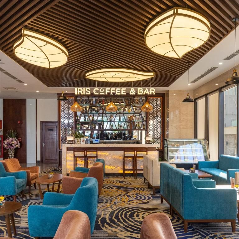Các quầy bar tại khu khách sạn này được thiết kế ấm cúng với không gian thoáng. (nguồn: agoda.com)