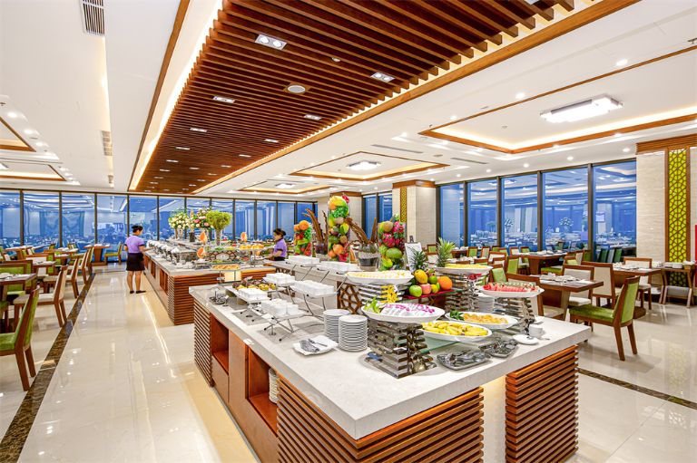 Không gian nhà hàng Marina được thiết kế sáng và thoáng với view nhìn trọn vẹn khuing cảnh biển Mỹ Khê. (nguồn: booking.com)