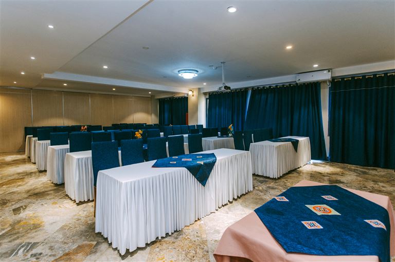 Các phòng họp và hội nghị có diện tích lớn từ 300 đến 560m2 được thiết kế lịch sự, trang nhã. 
