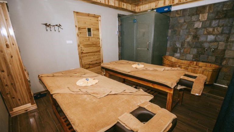 Du khách sẽ được trải nghiệm đa dạng các liệu pháp spa như xông hơi đá muối Himalaya, mát - xa toàn thân bằng tinh dầu,... 