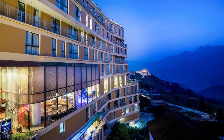 Amazing Hotel Sapa thiết kế với 10 tầng cao, mang một diện mạo với tông màu vàng trầm ánh kim đặc biệt.