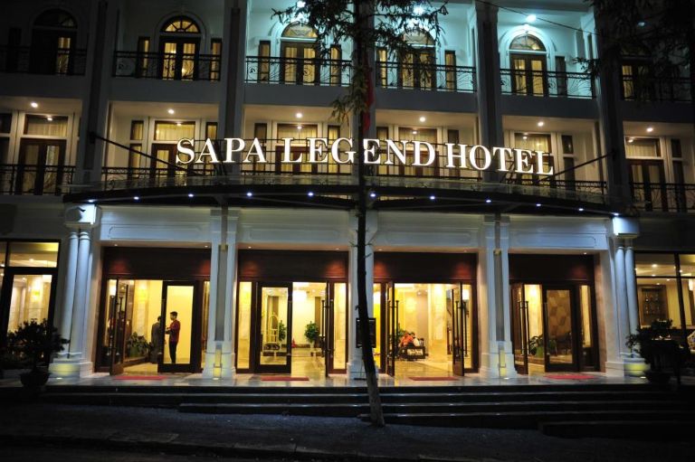Sapa Legend Hotel & Spa là một tòa nhà cao bốn tầng, toàn bộ đường dẫn vào khách sạn là những gam màu chủ đạo là đỏ rượu, cam sáng, vàng kim. 
